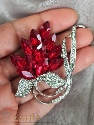  Стилна брошка цвете с изящни червени и бели кристали на сребриста основа, размер 6 на 4 см, прецизна изработка - B1322